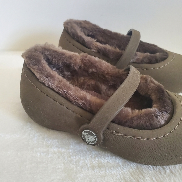 𝅺CROCS Brown Faux Fur Lined Suede Mary Jane Slip On Shoes Child Size 6-7 - Picture 4 of 11